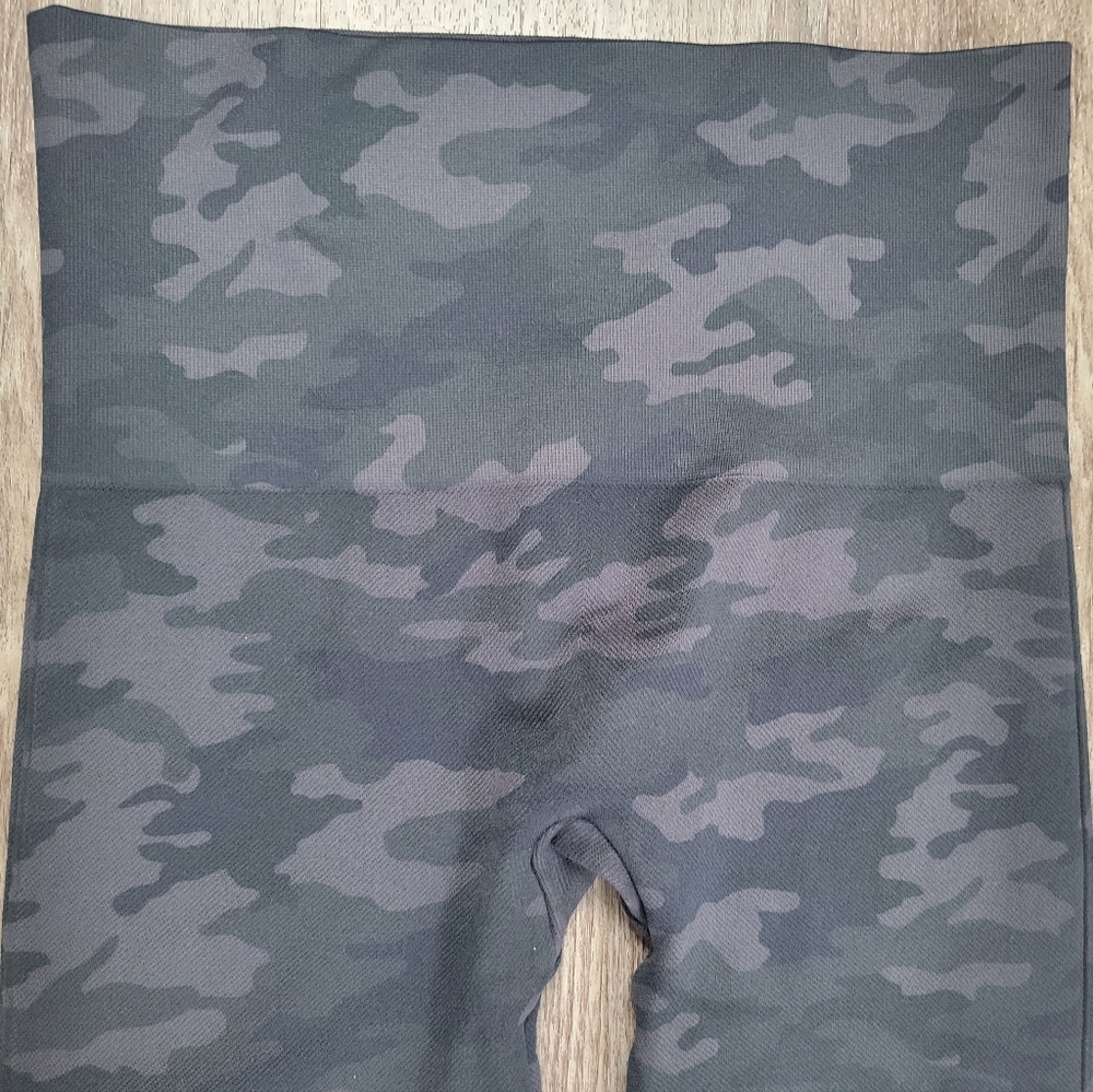 Spanx Look At Me Now Seamless Camouflage Crop High Rise Leggings Camo Shaping M - Picture 9 of 14